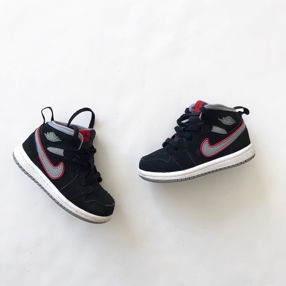 Nike Air Jordan 1 mid sneakers EUC size 6